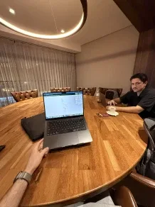 Apresentação de projeto para cliente numa mesa de reunião