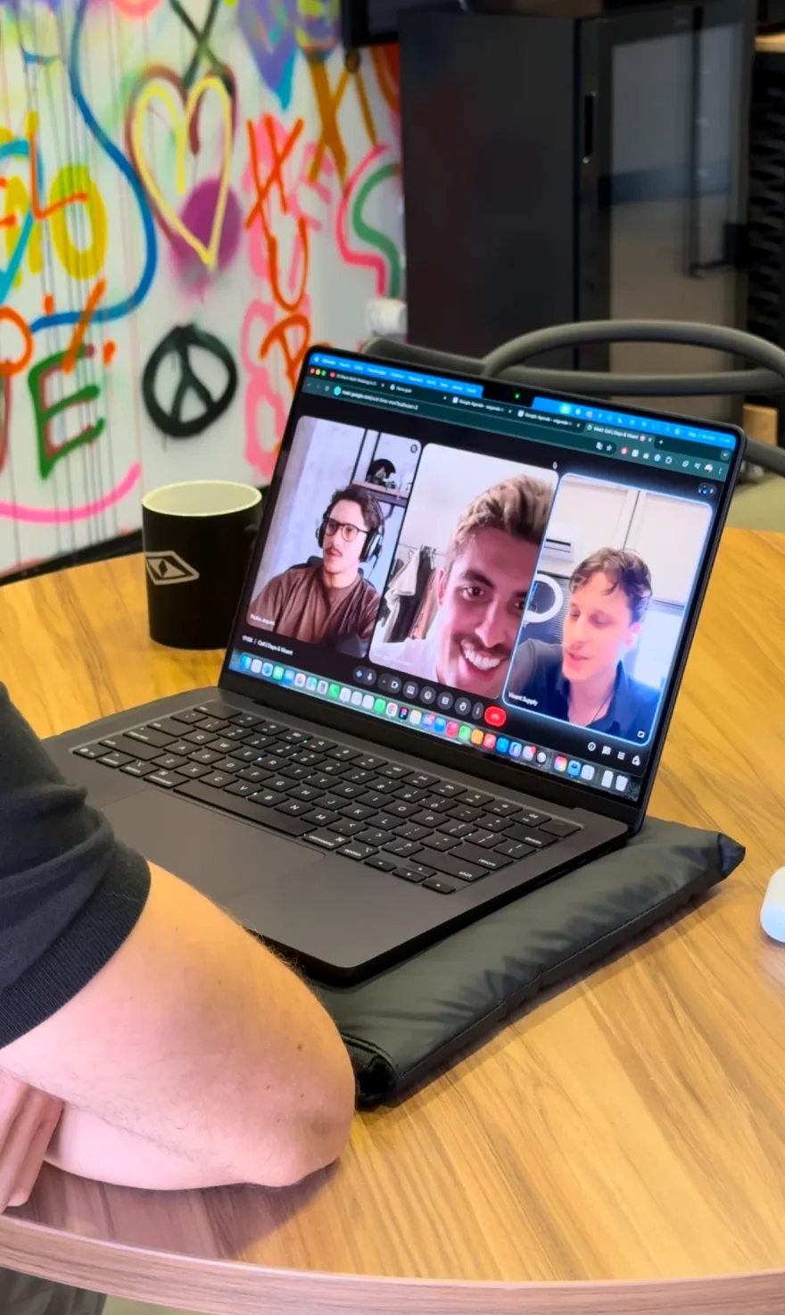 Reunião por chamada de vídeo num notebook