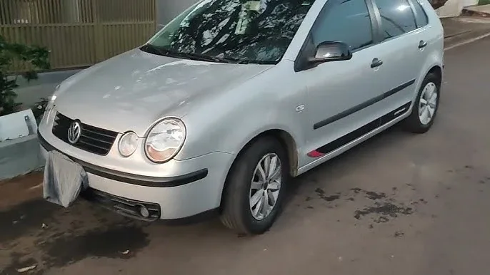 Carro antigo estacionado na rua