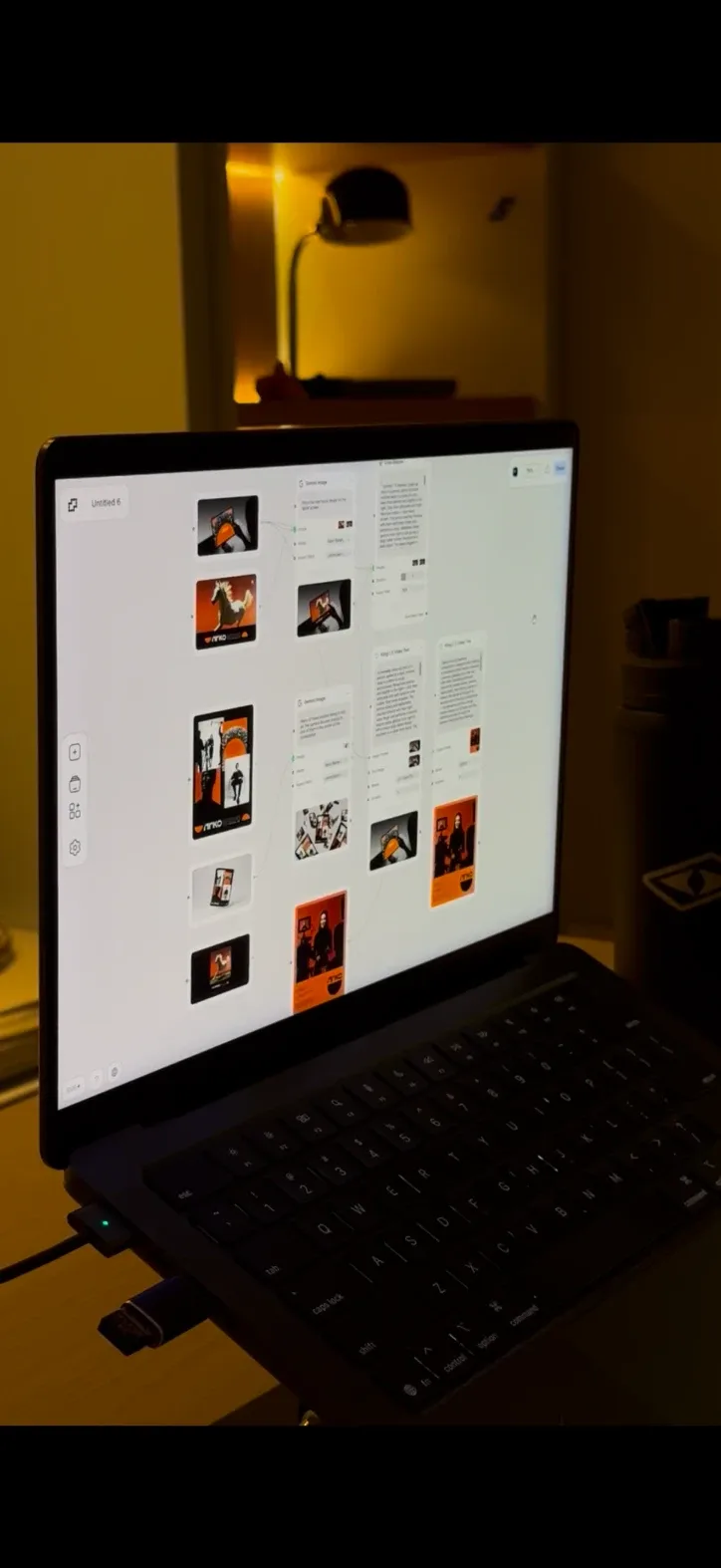Notebook aberto à noite com uma ferramenta em construção