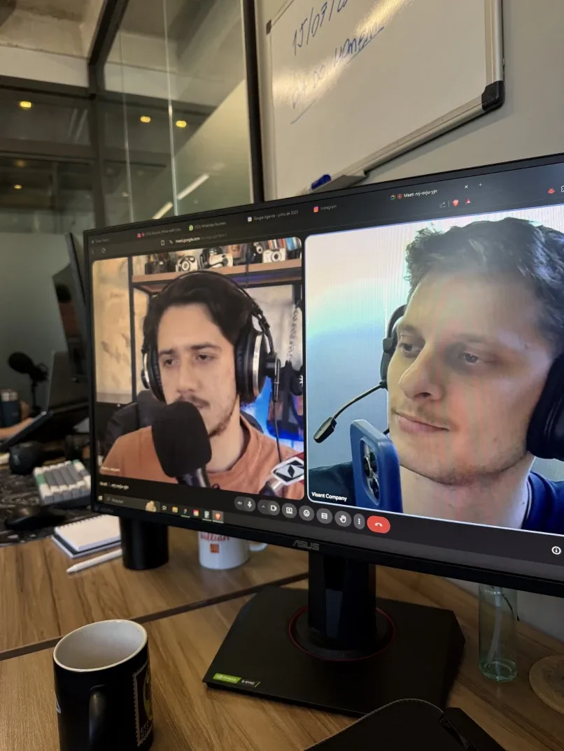 Set de gravação com dois monitores e microfone