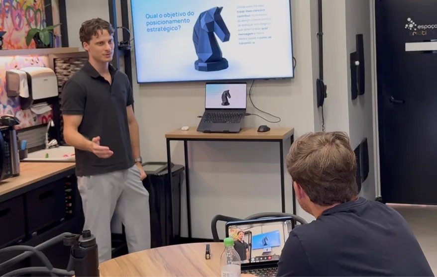 Pedro Jaques apresentando um projeto de marca para o cliente